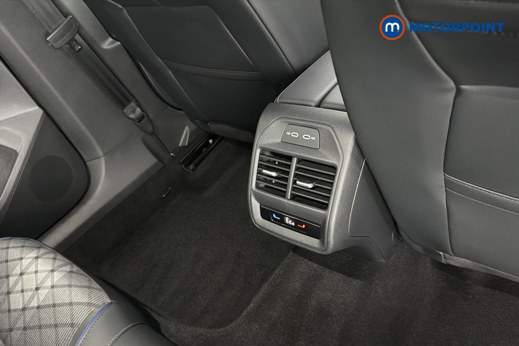 Volkswagen Passat Volkswagen Passat Estate 1.5 Etsi R-line Dsg White #32
