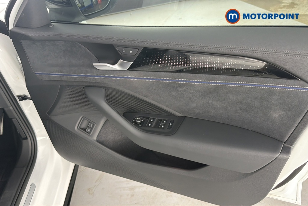 Volkswagen Passat 1.5 Tsi Ehybrid 19.7Kwh R Line Estate P Black #23