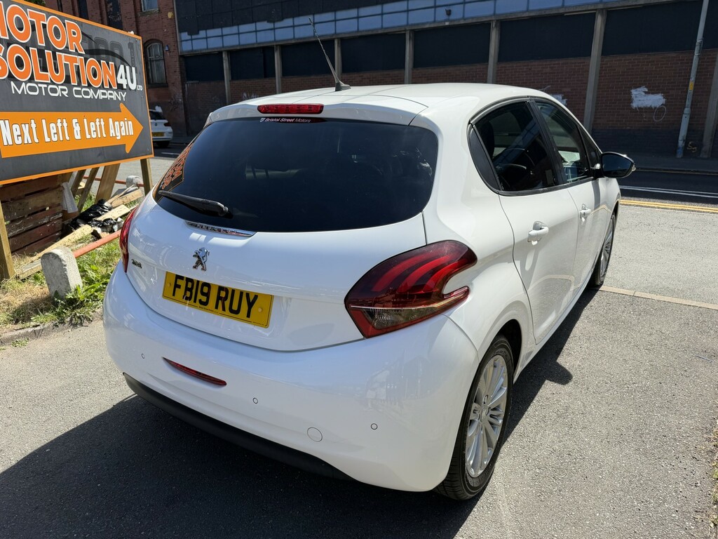 Peugeot 208 1.2 Puretech Signature White #2