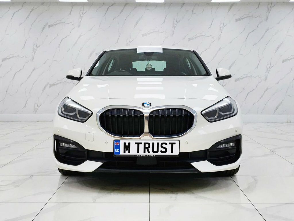 BMW 1 Series 1.5L Sport YE21LTV White #2