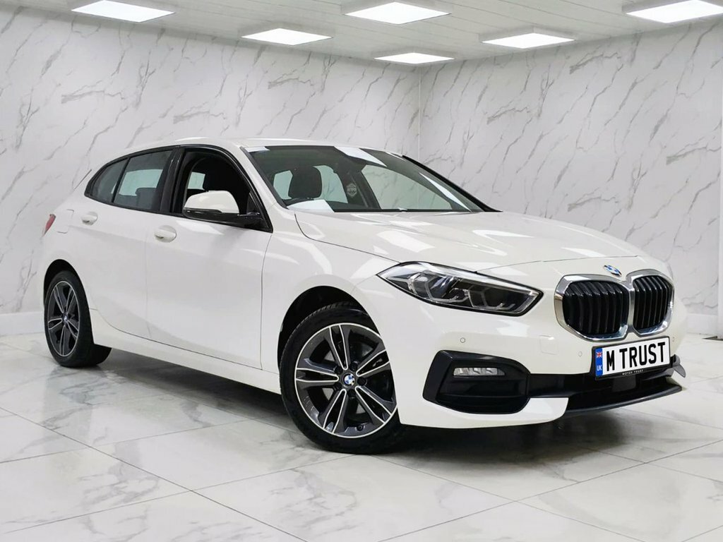 BMW 1 Series 1.5L Sport YE21LTV White #3