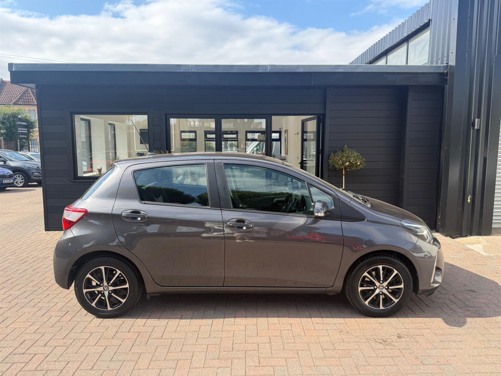 Toyota Yaris 1.5 Vvt-i Icon Tech Euro 6 Grey #4