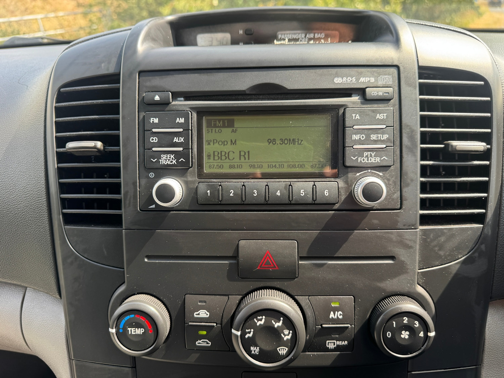 Kia Sedona 1 - 7 Seats - Air Con Black #8