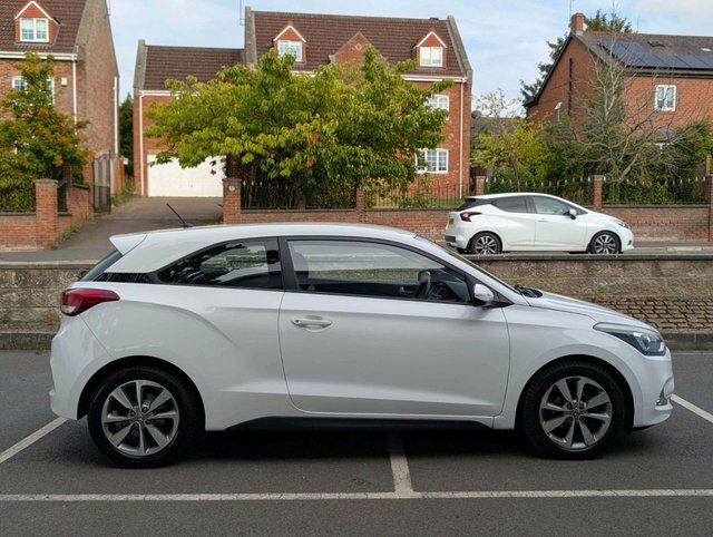 Hyundai I20 1.2 Blue Drive Se Coupe Euro 6 White #2