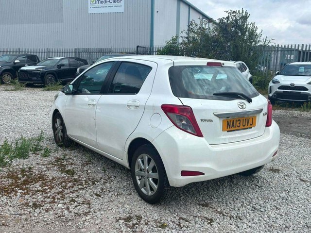 Toyota Yaris Trend White #2