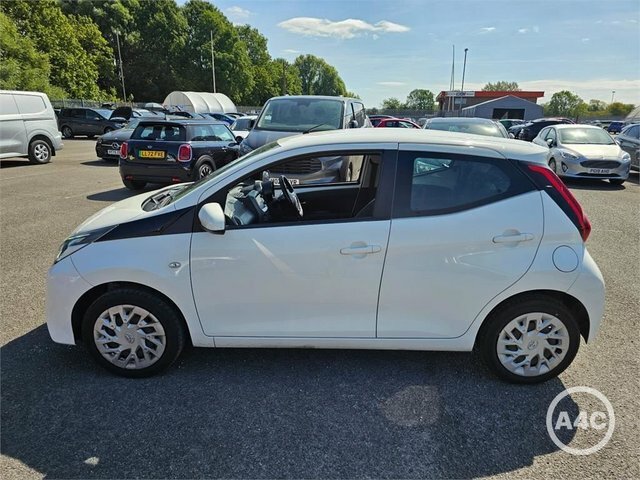 Toyota Aygo 1.0 Vvt-i X-play Hatchback Euro White #3