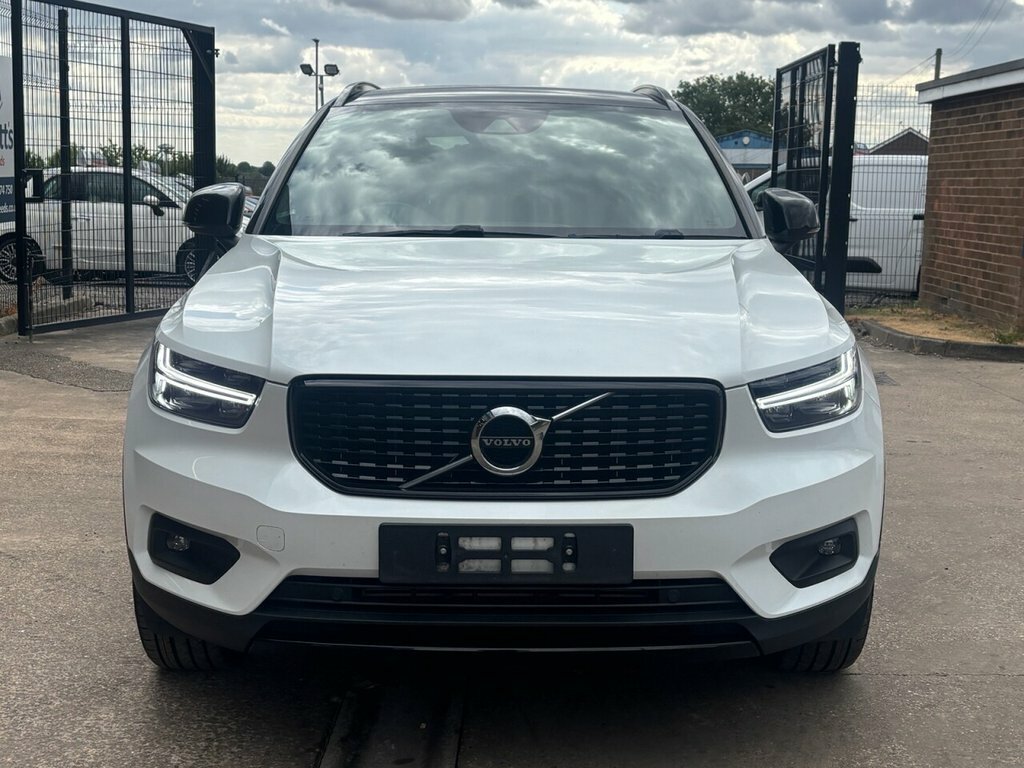 Volvo XC40 1.5L R-design White #2
