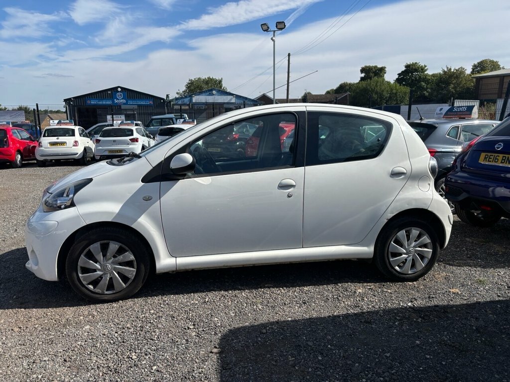 Toyota Aygo 1L Move White #4