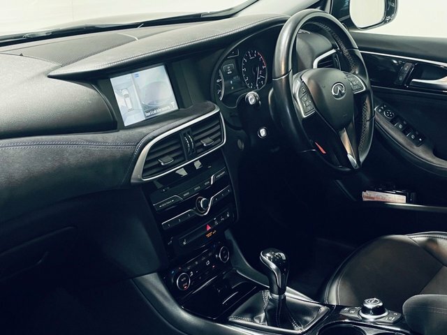 Infiniti Q30 Premium Hatchback Black #4