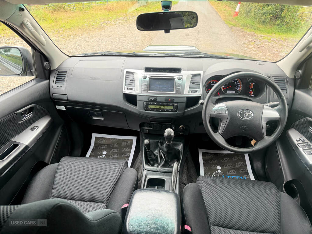 Toyota HILUX Invincible 4X4 D-4d Dcb Red #10