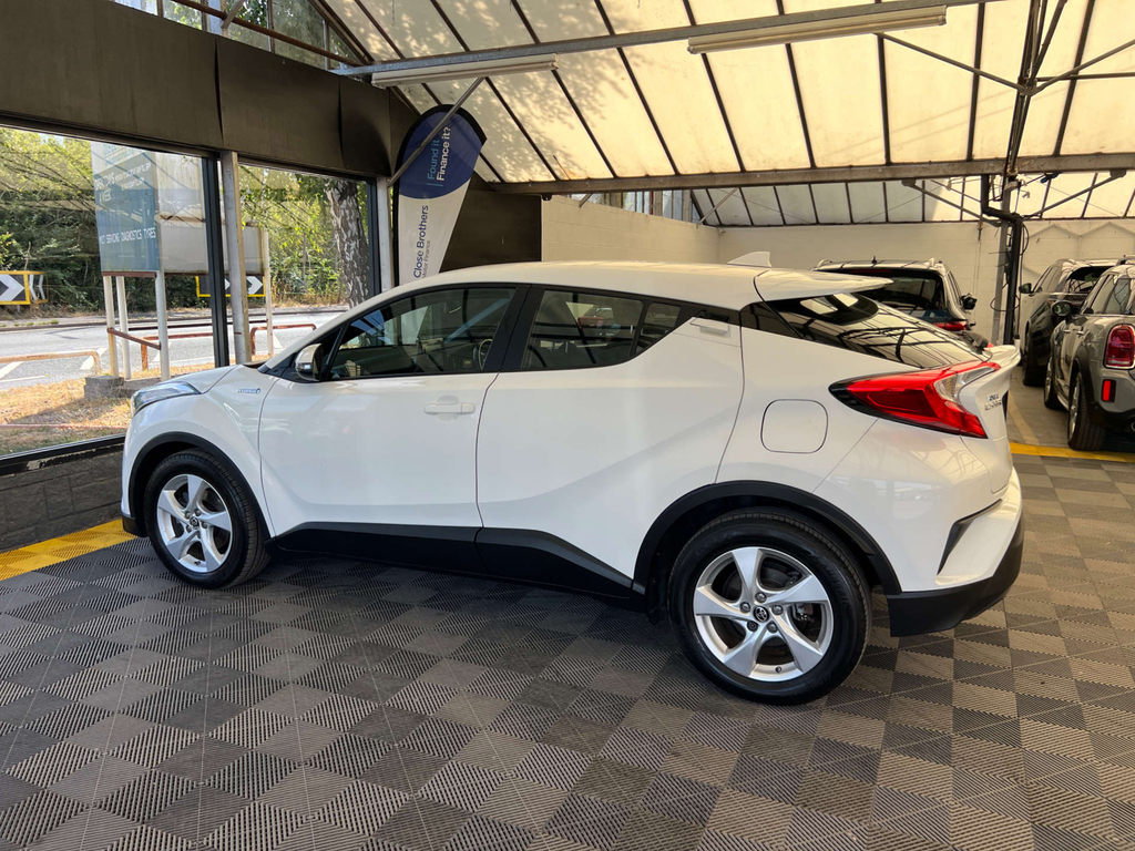 Toyota C-Hr Suv White #4