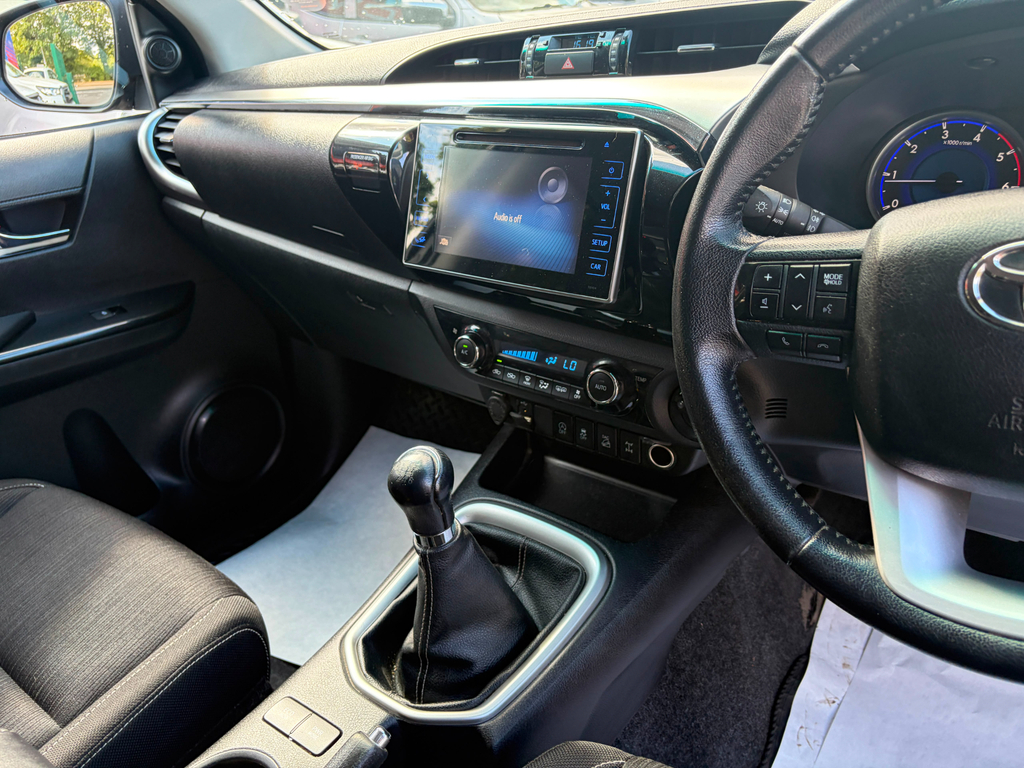 Toyota HILUX 2.4L Active White #15