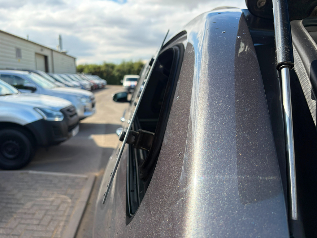Toyota HILUX 2.4L Active White #12
