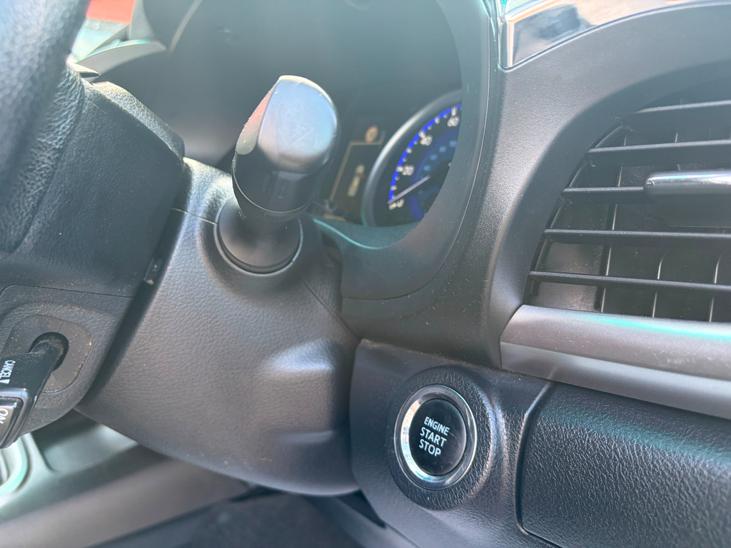 Toyota HILUX 2.4L Active White #11