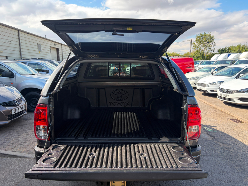 Toyota HILUX 2.4L Active White #8
