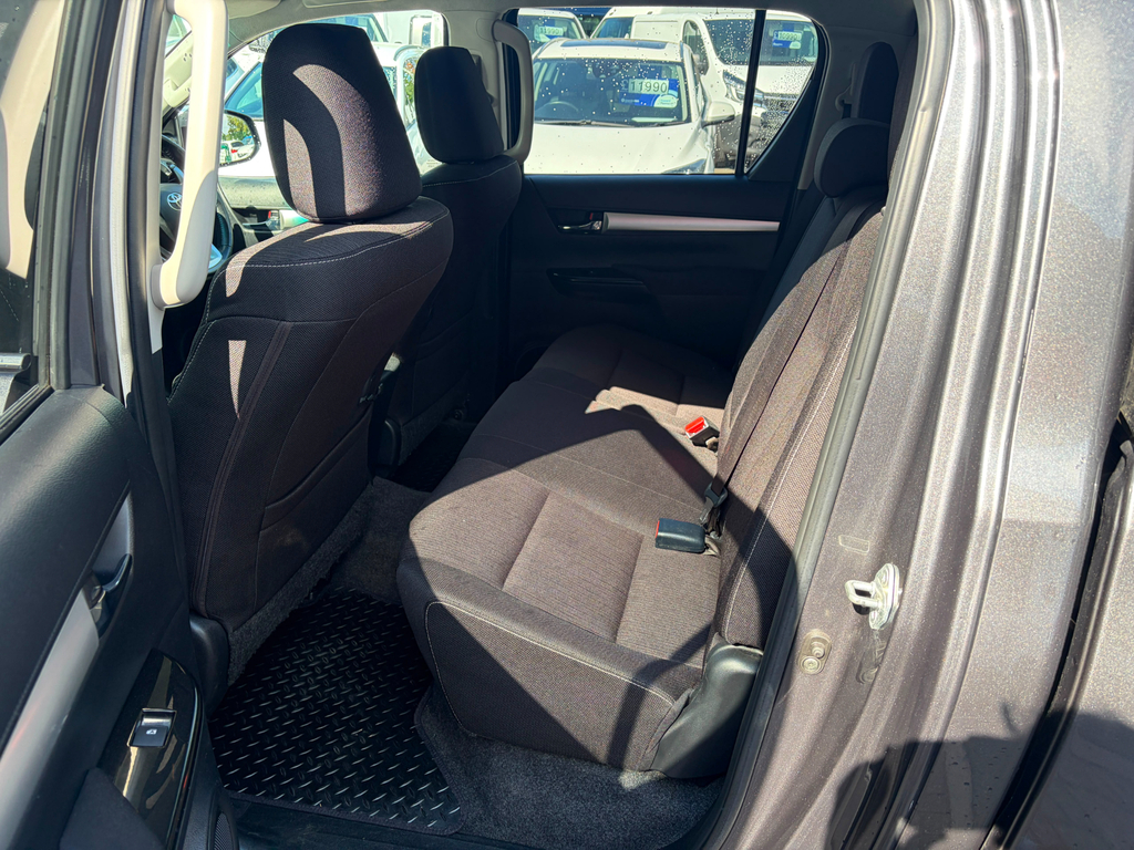 Toyota HILUX 2.4L Active White #9