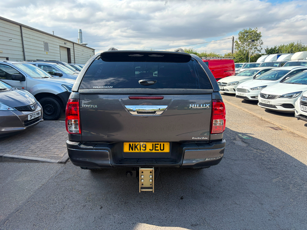 Toyota HILUX 2.4L Active White #18