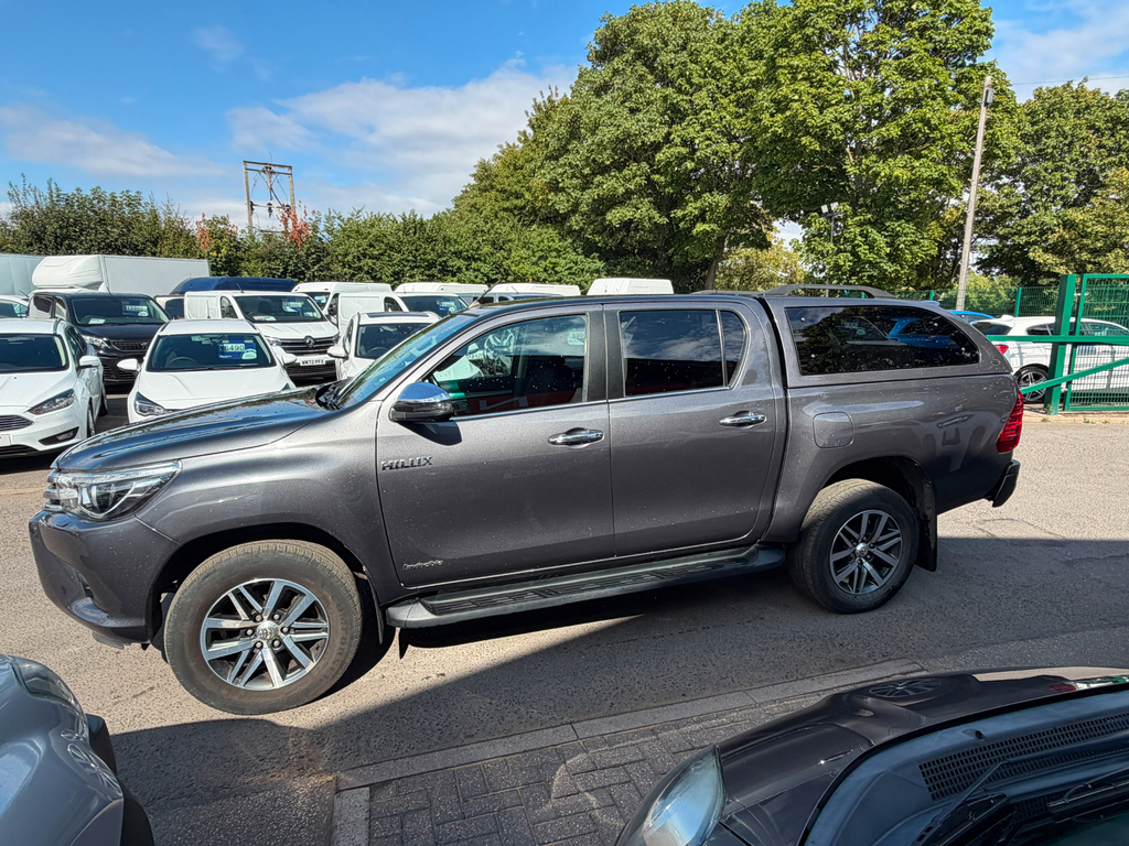 Toyota HILUX 2.4L Active White #22