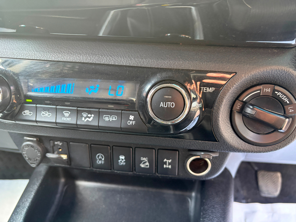 Toyota HILUX 2.4L Active White #20