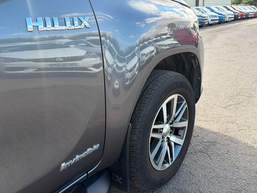 Toyota HILUX 2.4L Active White #13