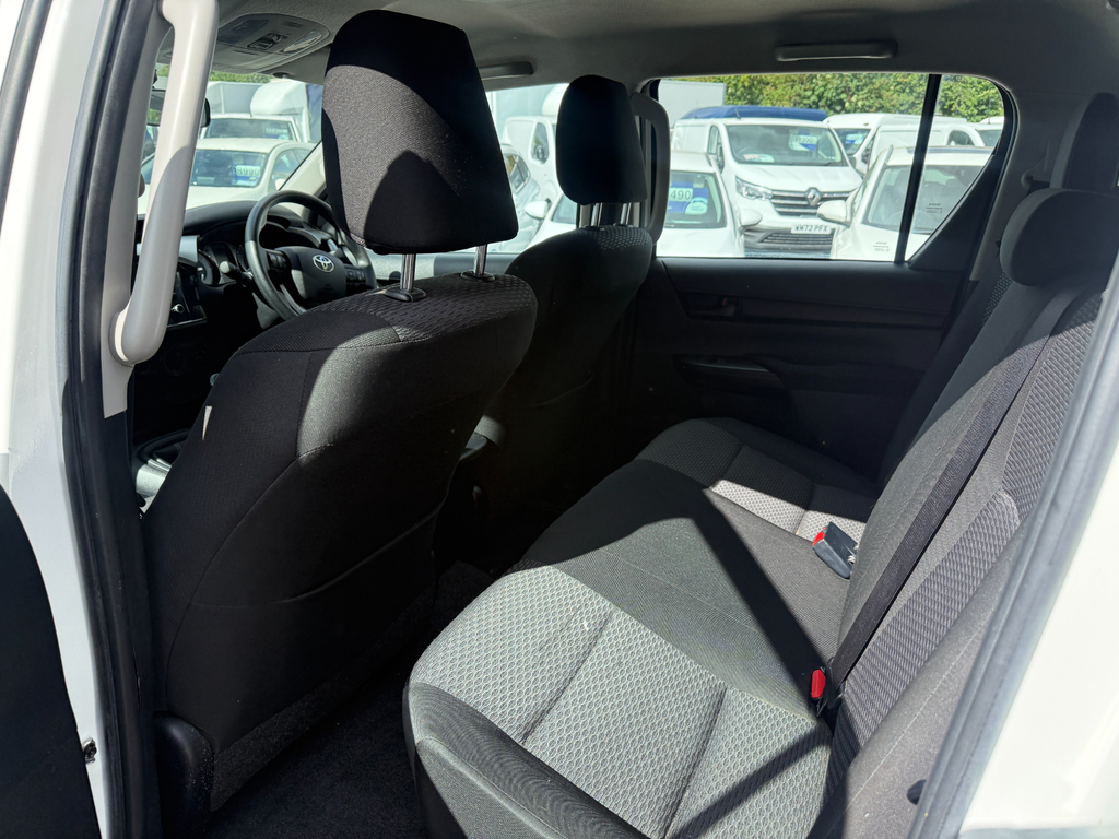 Toyota HILUX Active 4Wd D-4d Dcb 4X4 White #6