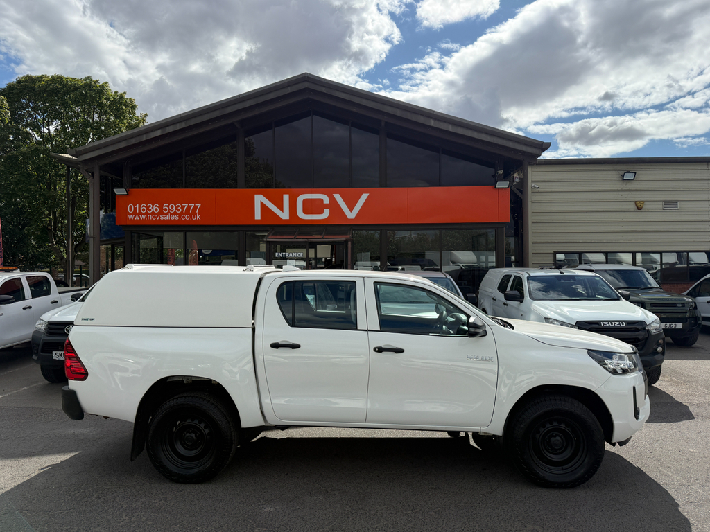 Toyota HILUX Active 4Wd D-4d Dcb 4X4 White #2