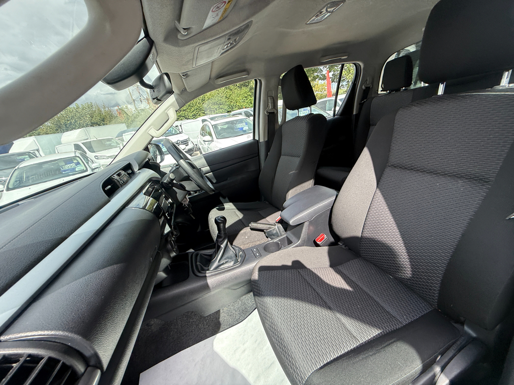Toyota HILUX Active 4Wd D-4d Dcb 4X4 White #5