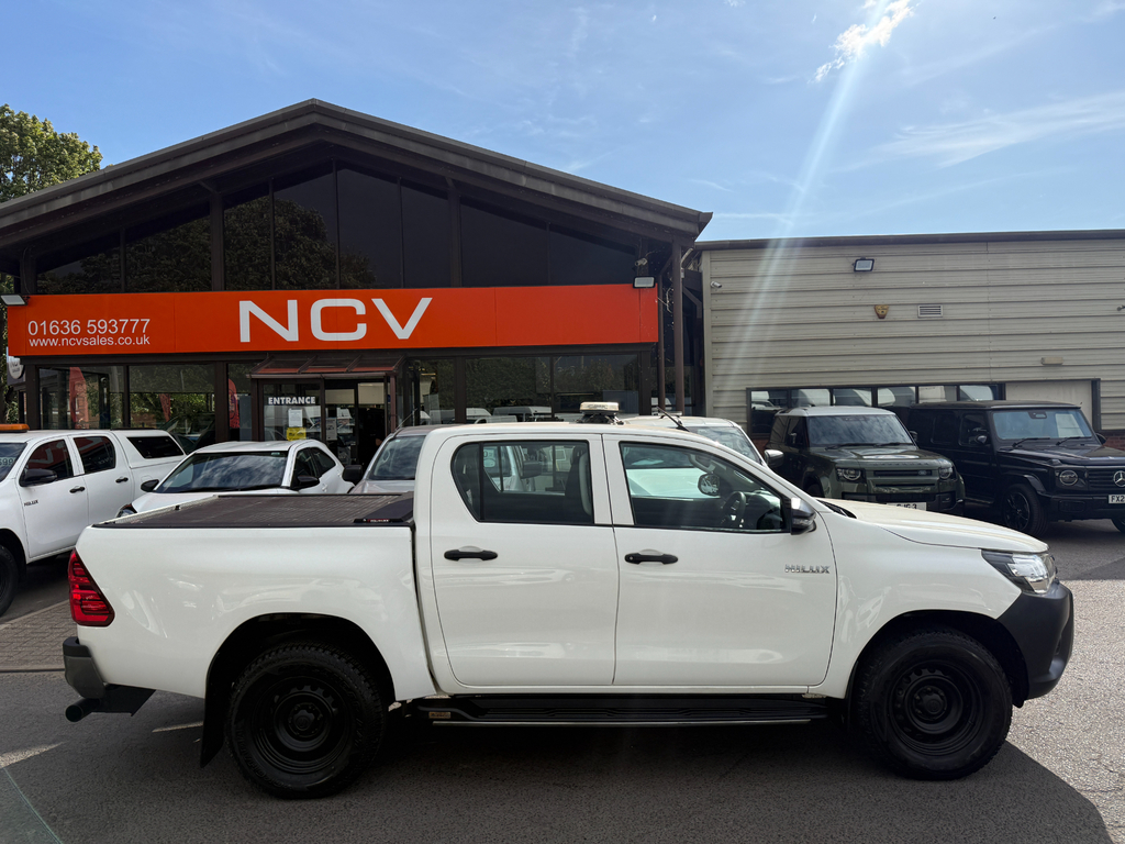 Toyota HILUX Active 4Wd D-4d Dcb Tss Roller Top 4X4 White #2