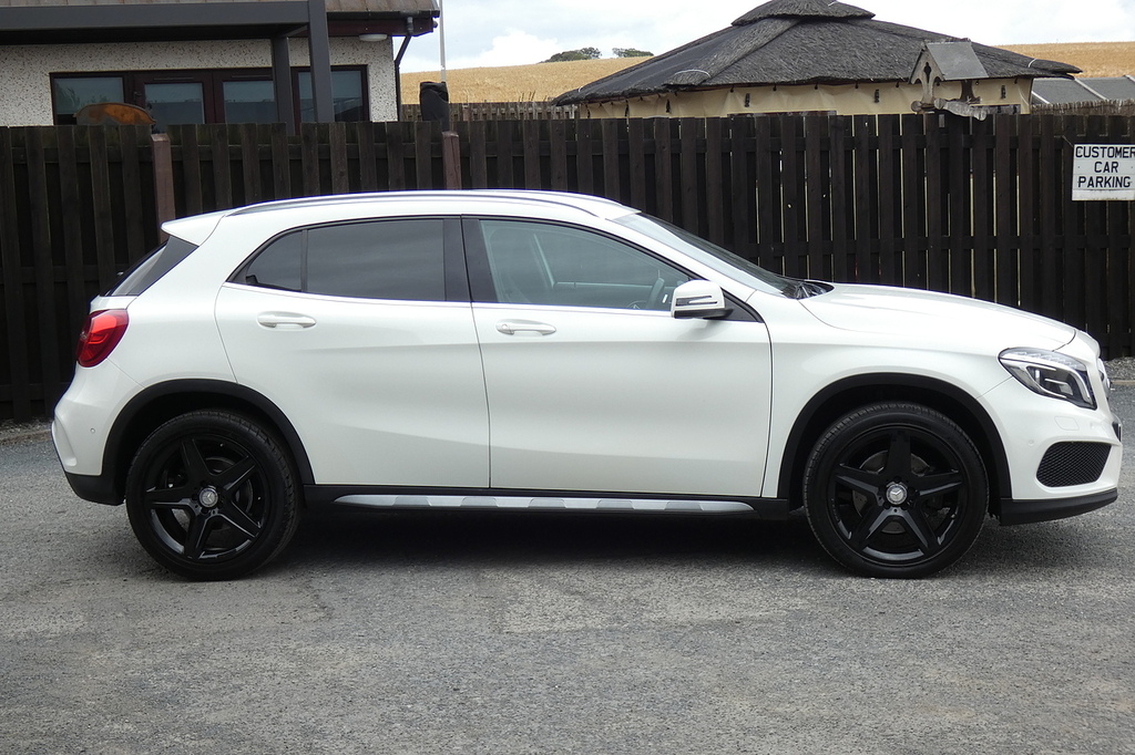 Mercedes-Benz GLA Class 2.1 Gla220d Amg Line Premium Suv 7G-d White #2
