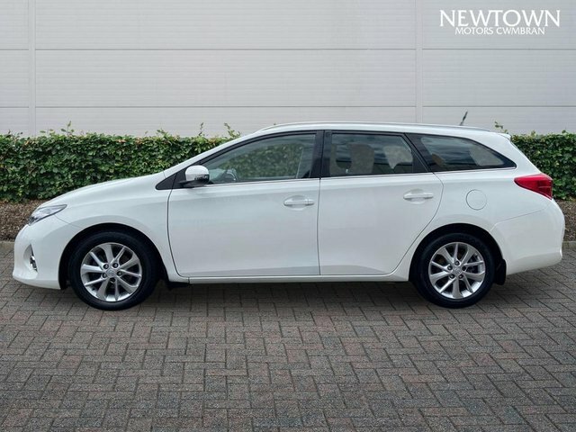 Toyota Auris 1.6 V-matic Icon Touring Sports White #4