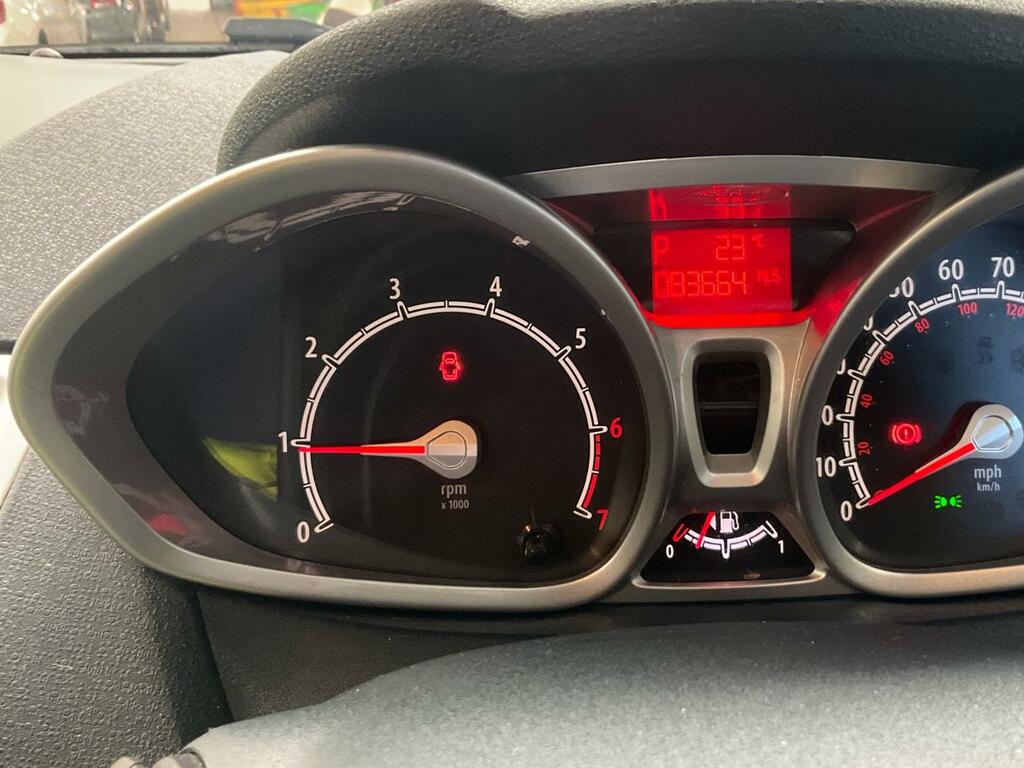 Ford Fiesta Zetec 16V 5-Door Silver #8