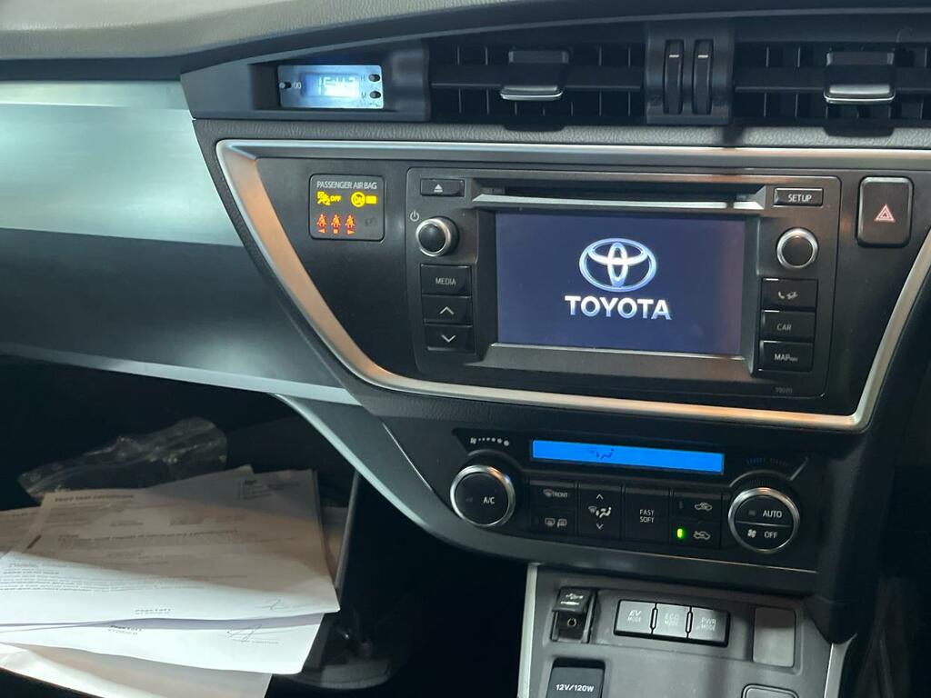 Toyota Auris Valvematic Icon White #7