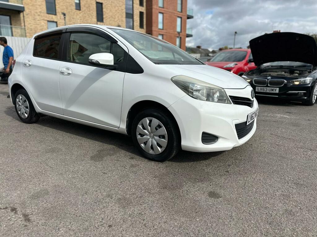 Toyota Yaris 1.0 Icon Plus Hatchback 2011 - 2015 White #2