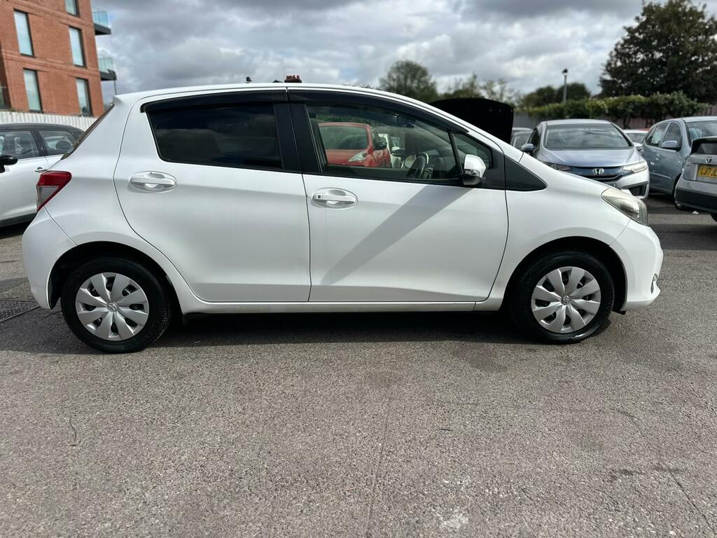 Toyota Yaris 1.0 Icon Plus Hatchback 2011 - 2015 White #3