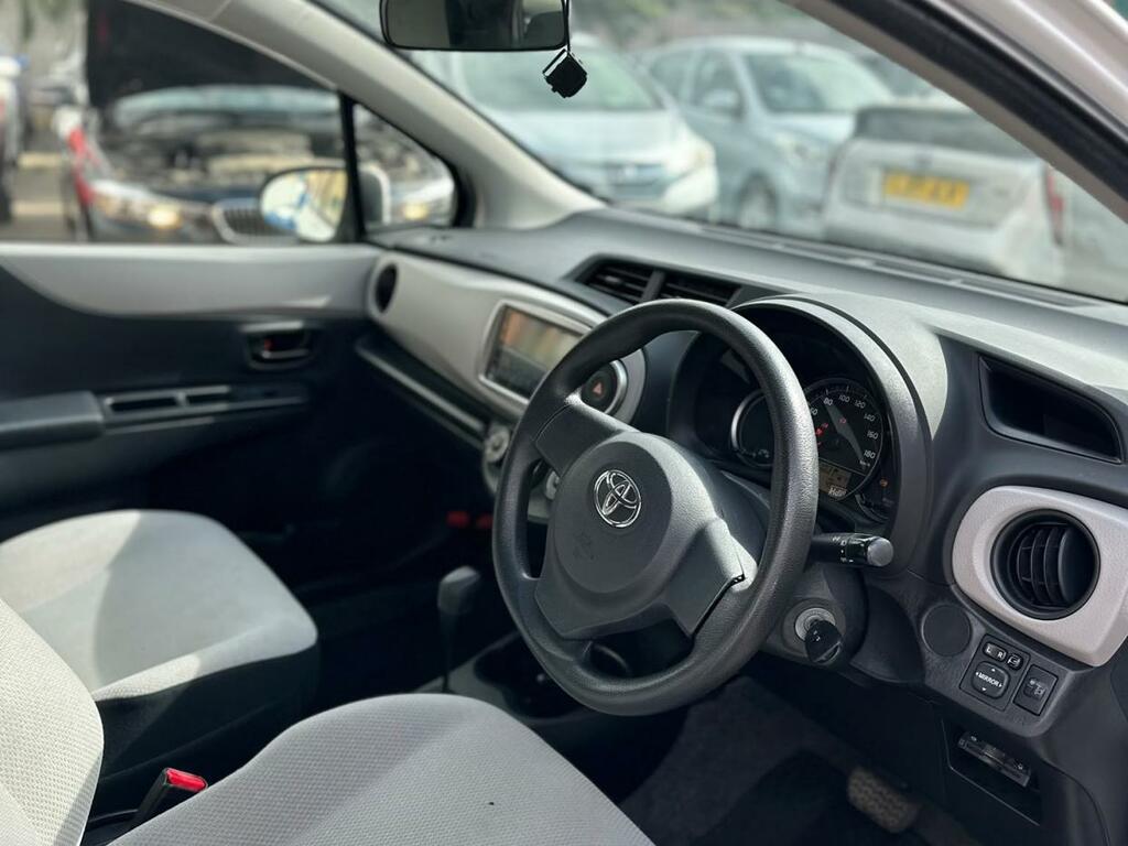Toyota Yaris 1.0 Icon Plus Hatchback 2011 - 2015 White #5