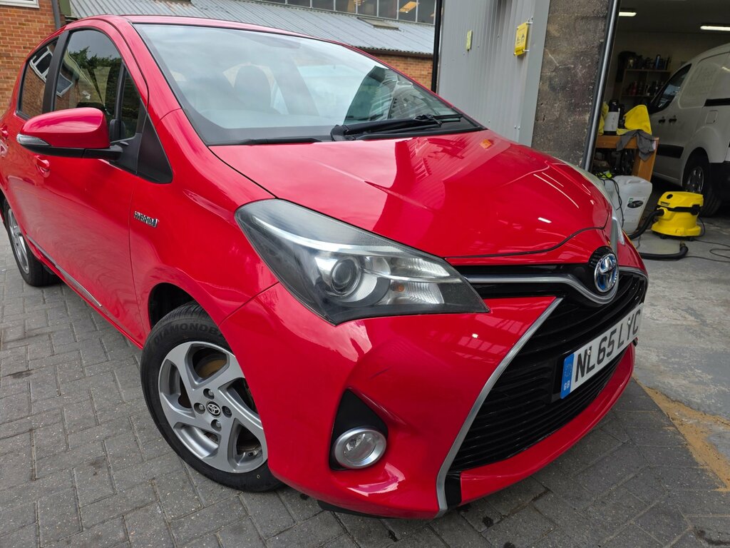 Toyota Yaris 1.5 Vvt-h Icon E-cvt Black #2
