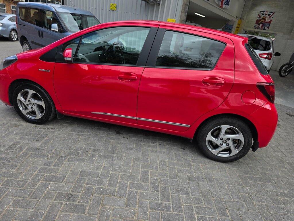 Toyota Yaris 1.5 Vvt-h Icon E-cvt Black #18