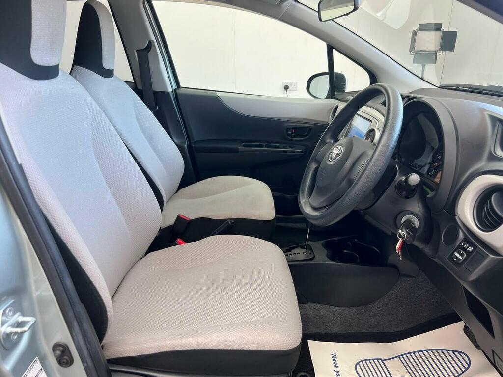 Toyota Yaris Hatchback Vvt-i Tr 2011 Red #10