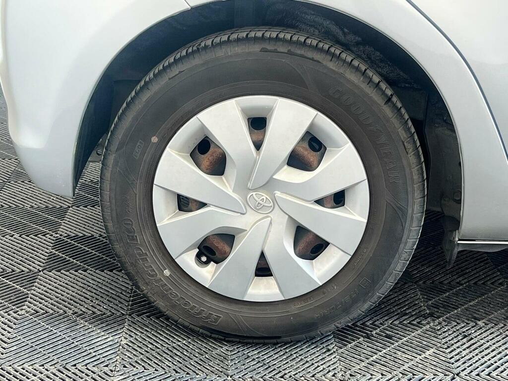 Toyota Yaris Yaris Hybrid Icon Cvt Red #17