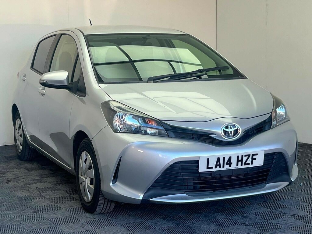Toyota Yaris Yaris Hybrid Icon Cvt Red #1