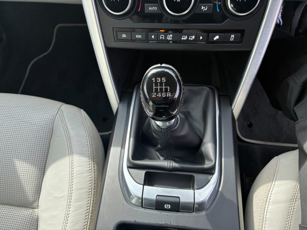 Land Rover Discovery Sport 2L Se Tech White #26