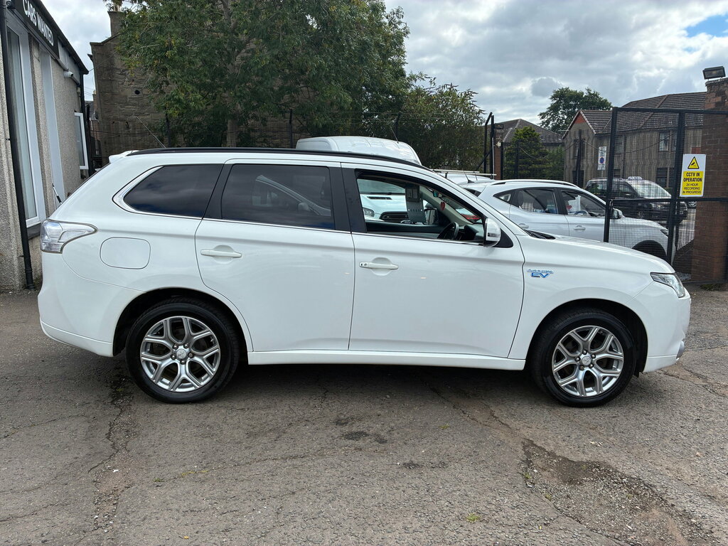 Mitsubishi Outlander 2.0H 12Kwh Gx4h Suv Plug-in Hybrid Cvt White #2