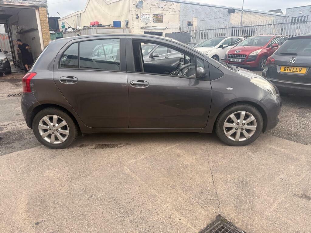 Toyota Yaris 1.3 Vvt-i Tr Silver #4