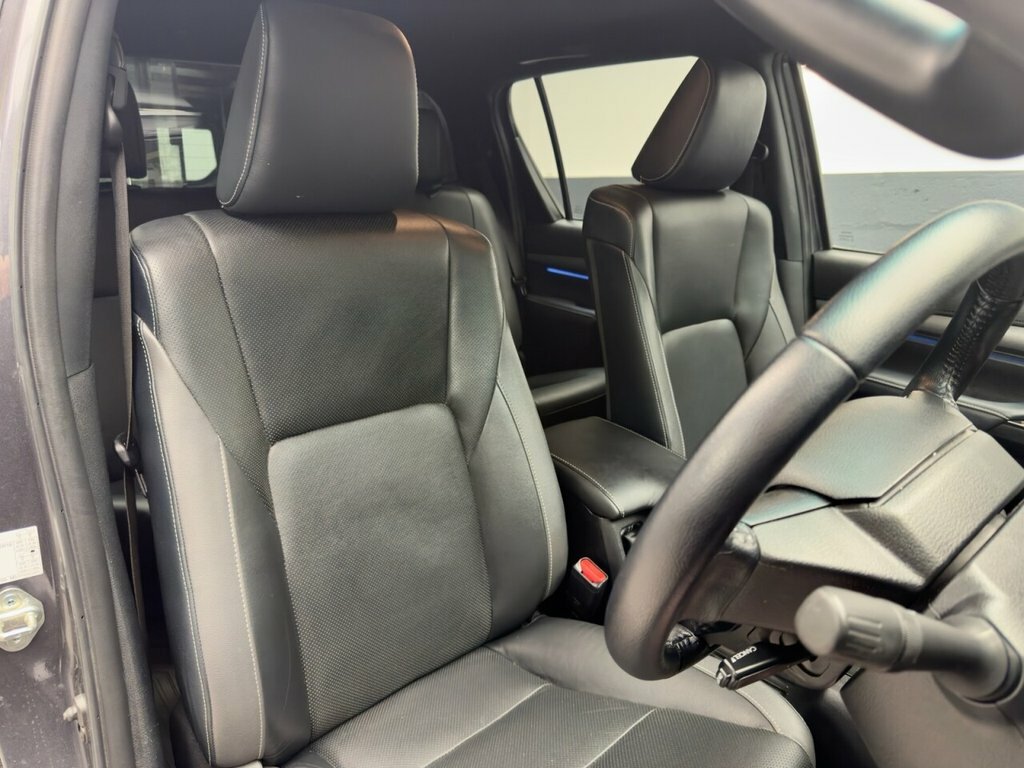 Toyota HILUX 2.8L Invincible X Grey #3
