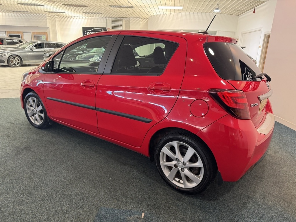 Toyota Yaris 1.5 Hybrid Excel Cvt DC66TCO Red #2