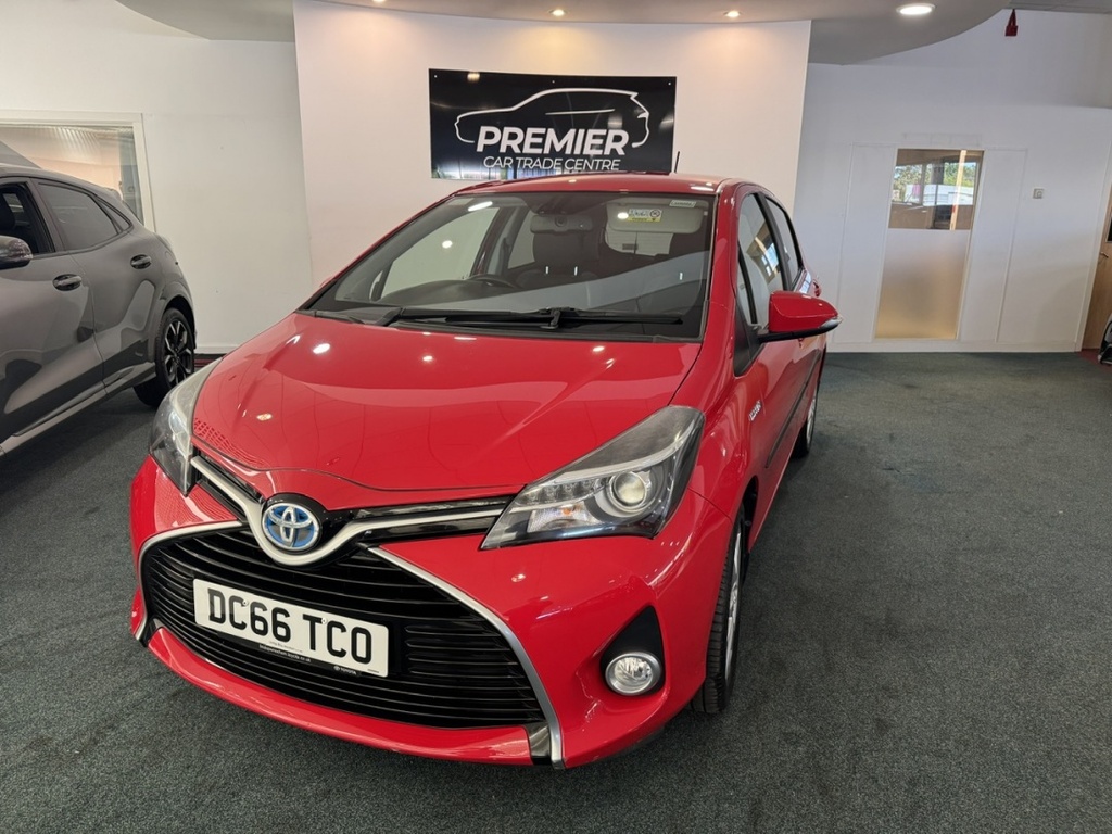 Toyota Yaris 1.5 Hybrid Excel Cvt DC66TCO Red