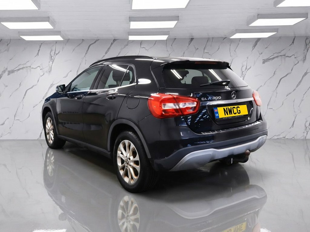 Mercedes-Benz GLA Class 1.6L Se Black #3