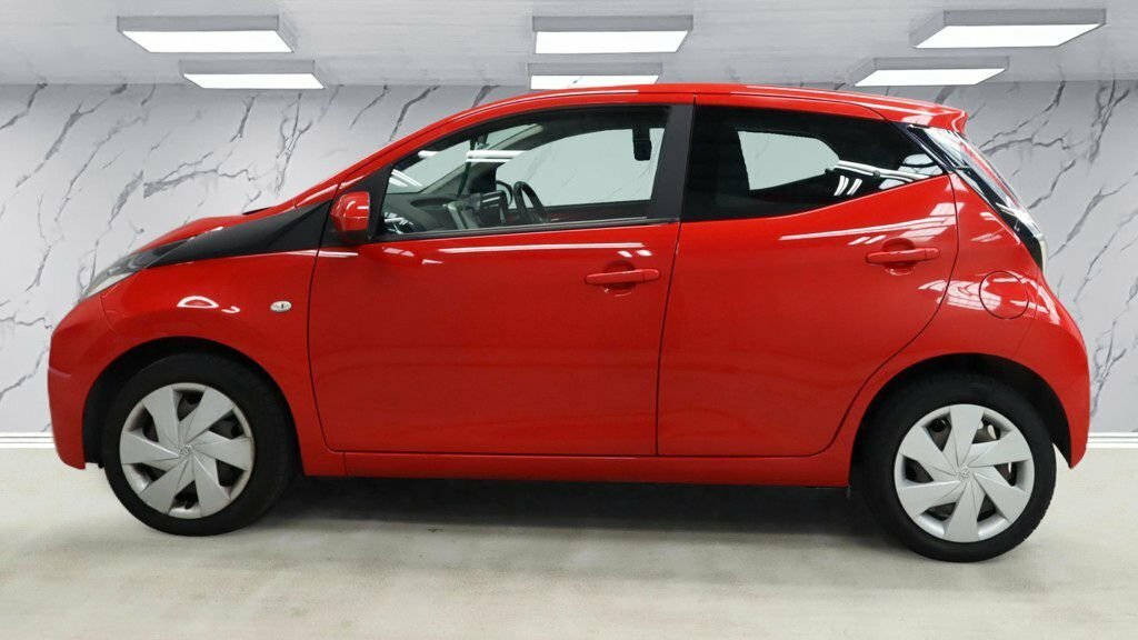 Toyota Aygo 1L X-play Red #5