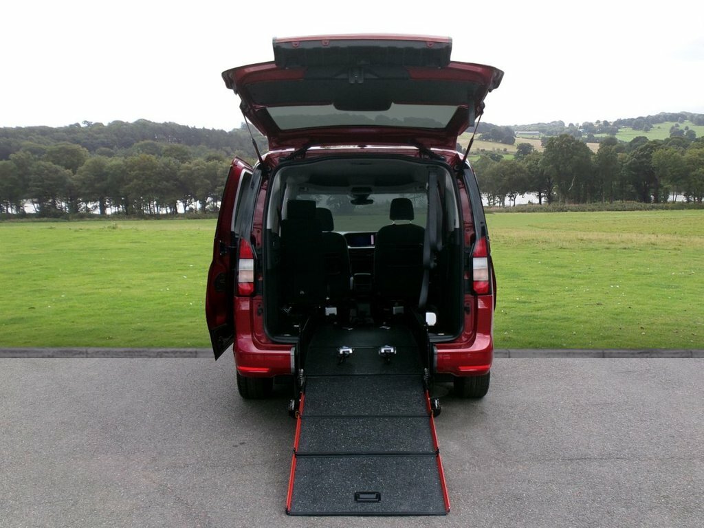 Ford Grand Tourneo Connect 2L Titanium Red #2