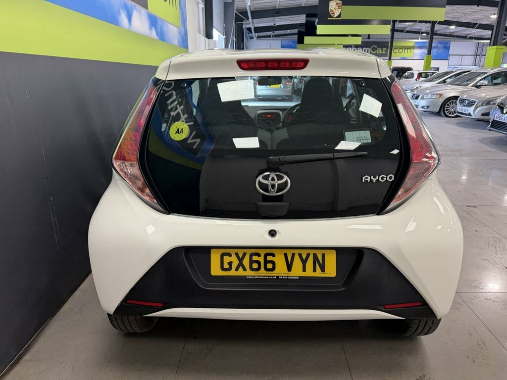 Toyota Aygo 1L X-play White #5